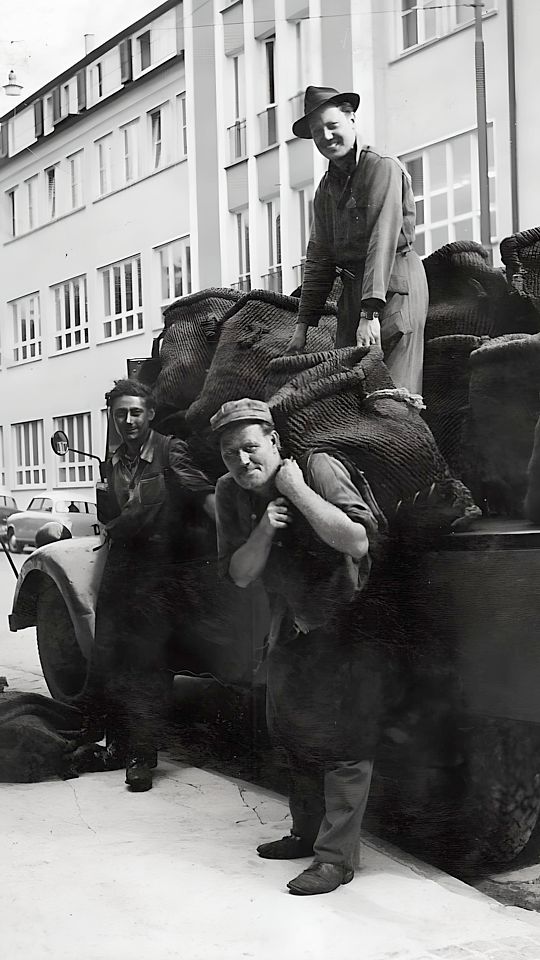 Schwere Kohle abladen in Esslingen 1955
