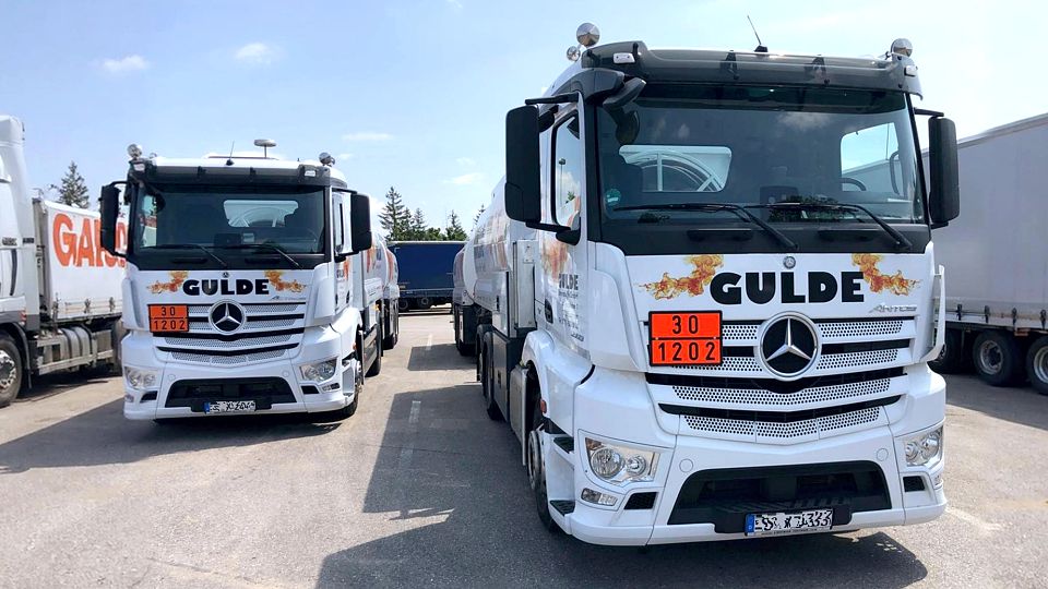 Aktuelle LKW-Flotte mit modernen Tankwagen